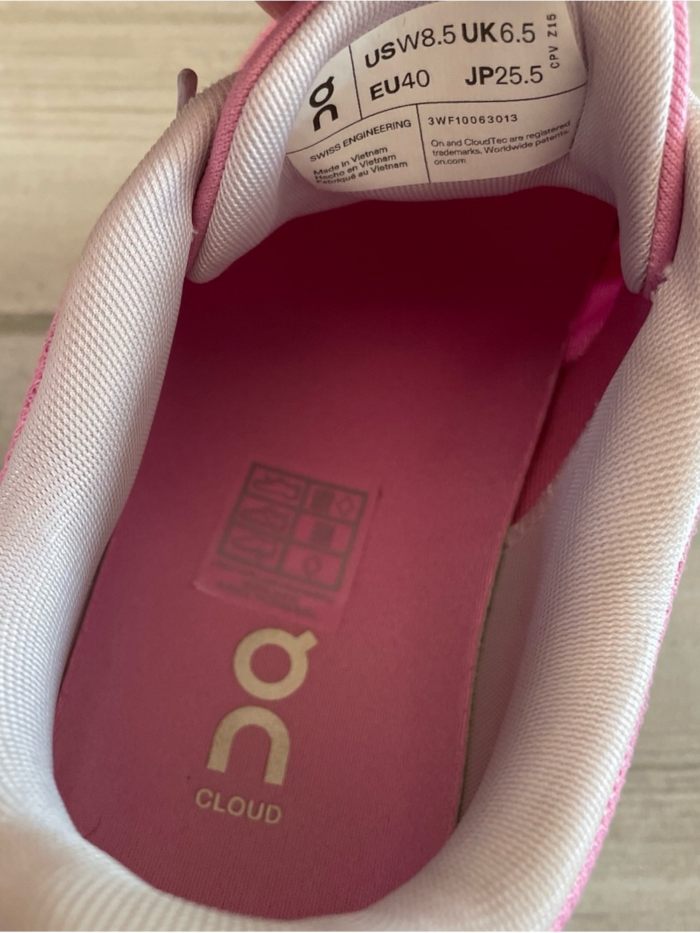 On Running Women's Cloud 6 Raspberry/White Women’s 8.5 Tennis Shoes - Picture 4 of 12